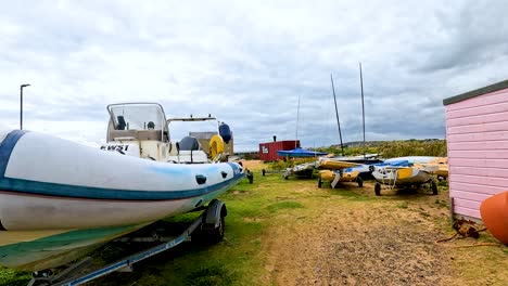 marina costera con coloridas cabañas de playa