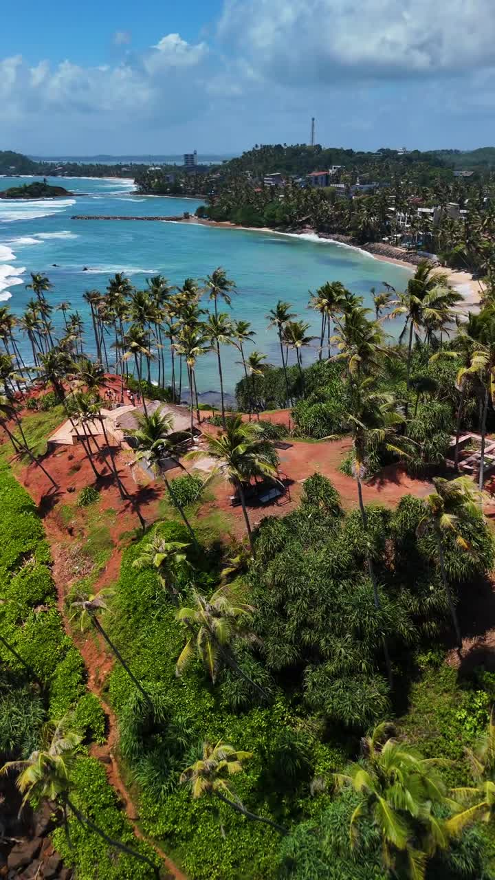 Coconut Tree Hill, punto di riferimento in Sri Lanka, vista aerea con drone della costa dell'Oceano Indiano