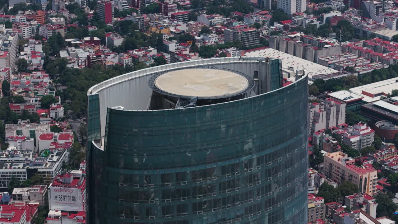 Frontal drone shot of CDMX's tallest skyscraper, with a parallax effect