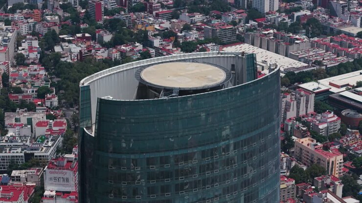 Toma frontal de dron del rascacielos más alto de la CDMX, con efecto de paralaje.