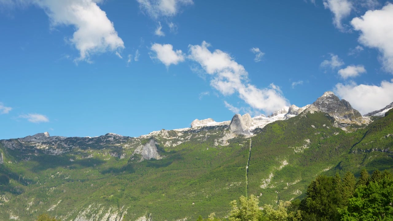 Vidvinkelbillede af Kanin bjergkæden over Bovec om dagen i Slovenien, Europa, statisk optagelse