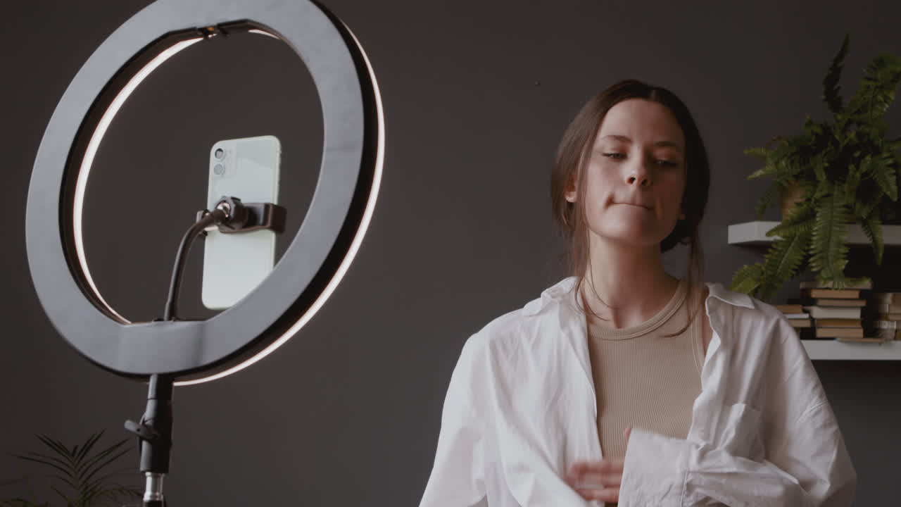 primer plano de una joven mujer tiktoker practicando algunos pasos de baile