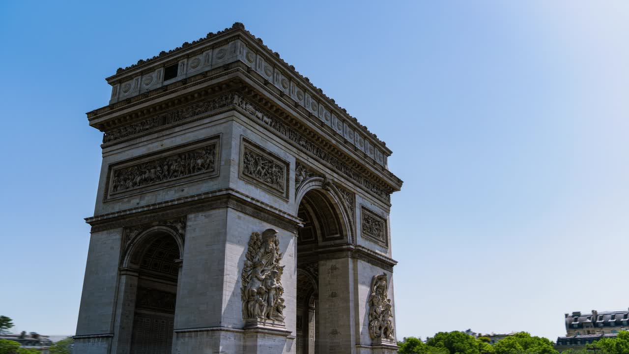 파리의 아크 드 트리프 (arc de triomphe) 는 프랑스에서 가장 유명한 관광지 중 하나인 파리의 푸른 여름 하늘 하이퍼스 (hyperlapse) 이다.