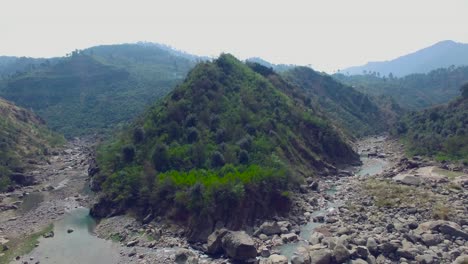 disparó un río entre las montañas
