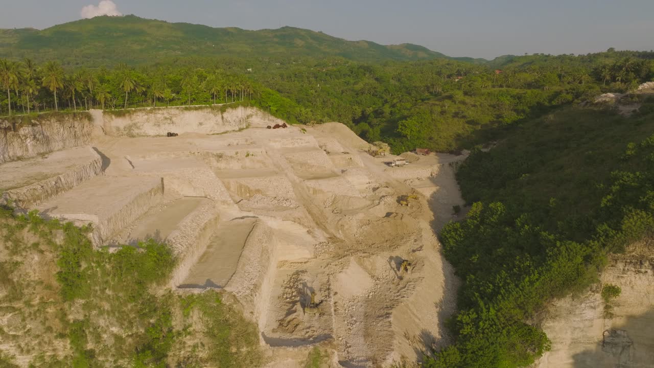 sitio de excavación a cielo abierto de cantera en acantilados montañosos de nusa penida, aerial