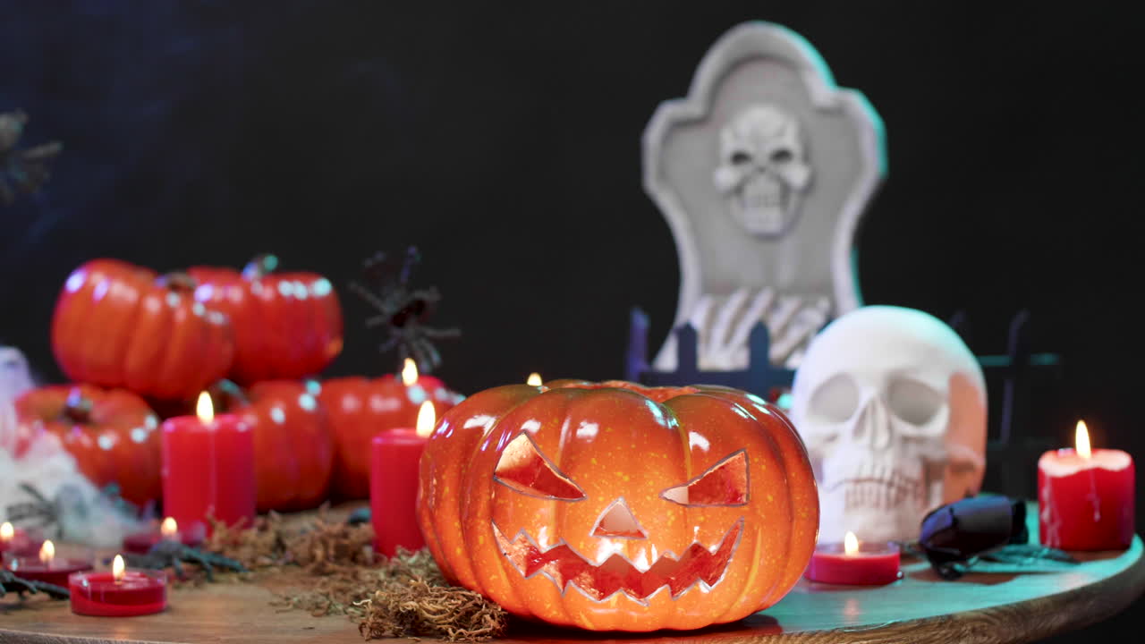 Natura morta di Halloween con zucche, candele, teschio e lapide