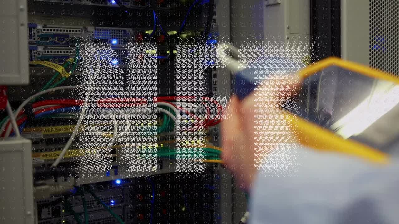 animación de texto nft sobre hombre de negocios caucásico en la sala de servidores