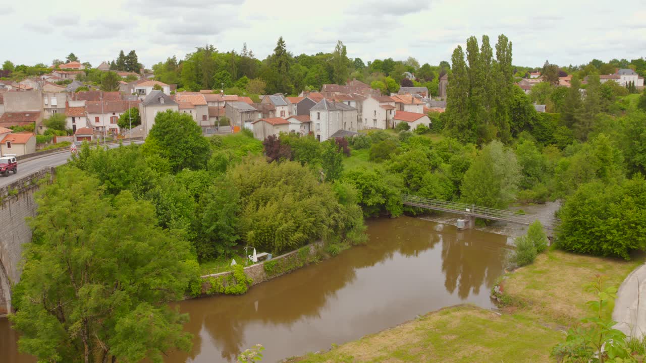 Vista panorámica de la antigua ciudad fortificada de Parthenay en Deux-Sèvres, oeste de Francia