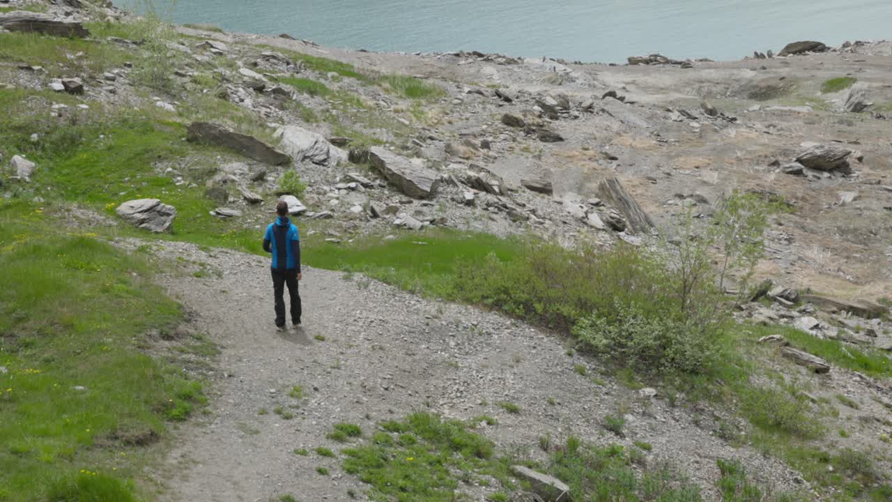 турист бежит по тропе, чтобы увидеть альпийское озеро, горный ландшафт монт-сенис