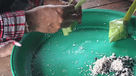 rellenar arroz pegajoso en hojas de palma adornadas