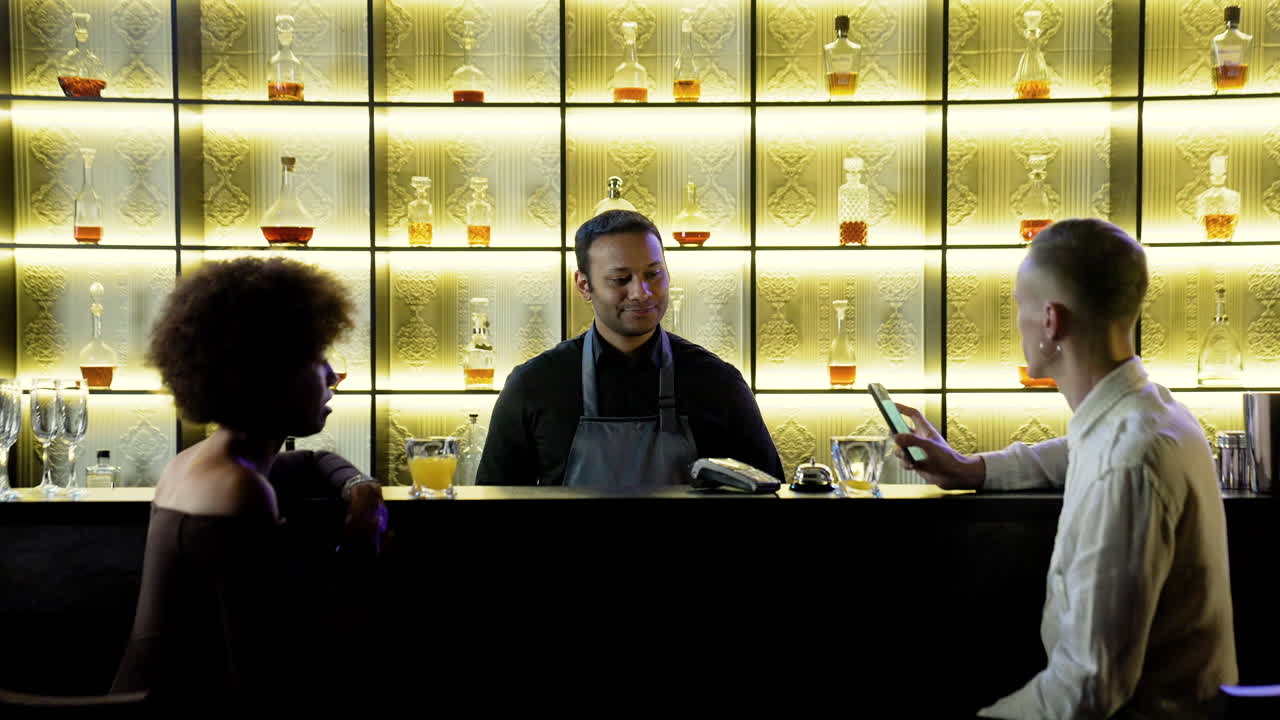 스마트폰으로 지불하는 남자