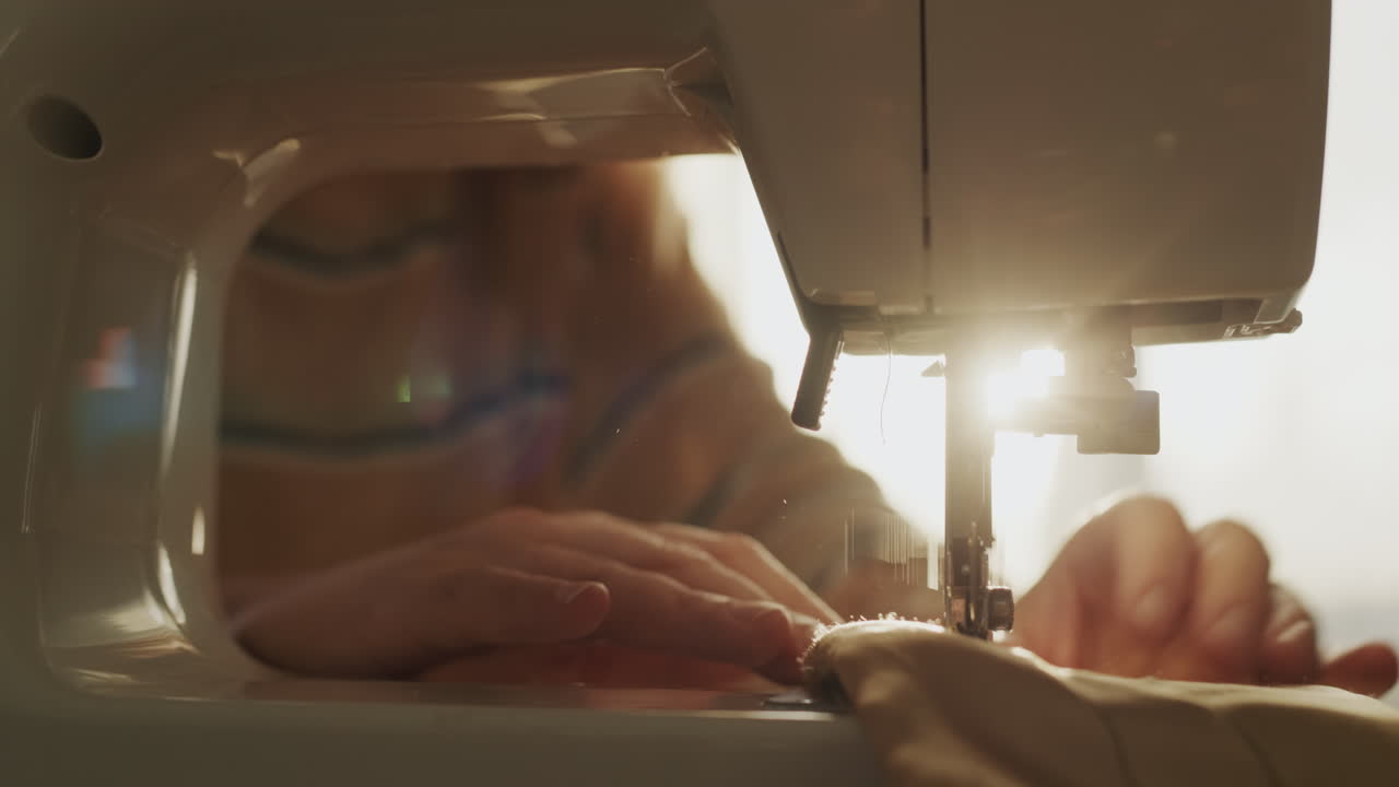 primer plano de una máquina de coser primer plano. aguja cosiendo tela