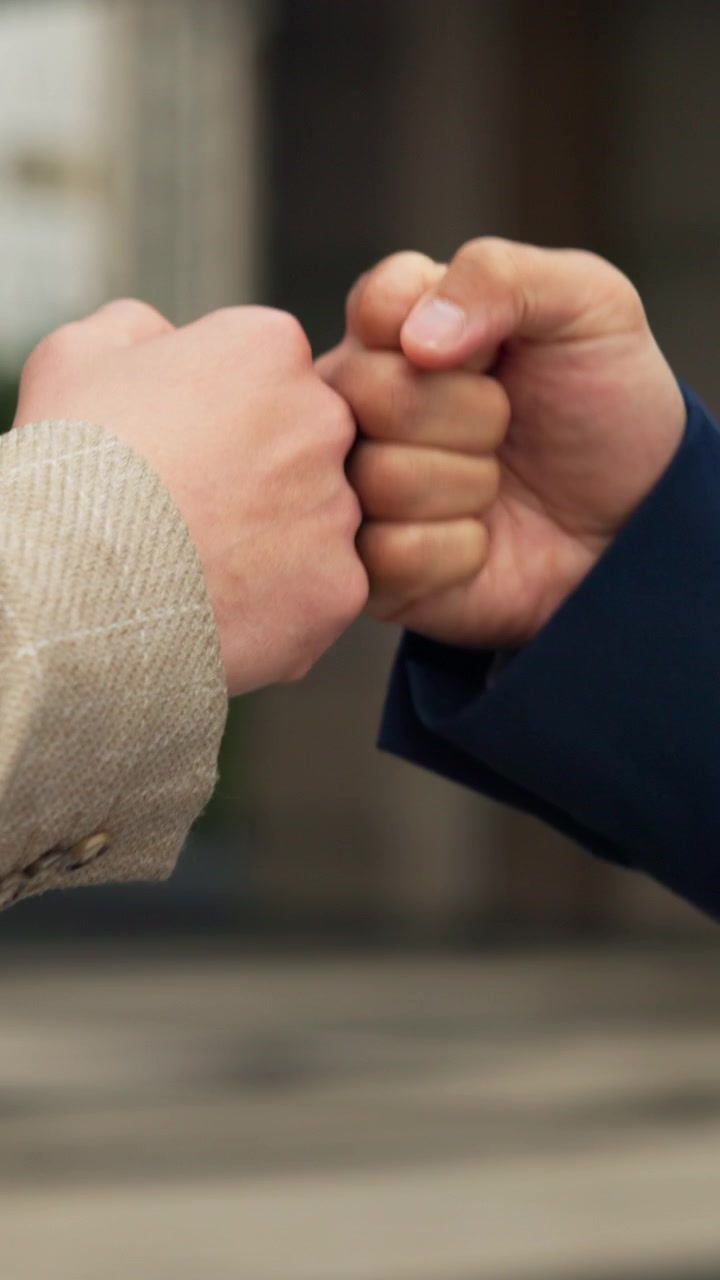 Due professionisti che si scambiano un pugno di saluto