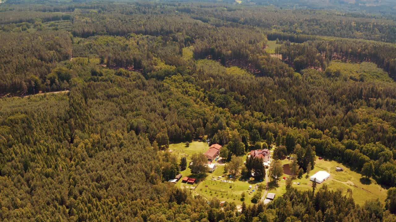 antigua villa de camping de sklenarka en medio de un espeso bosque, otoño, checo, toma aérea de hélice