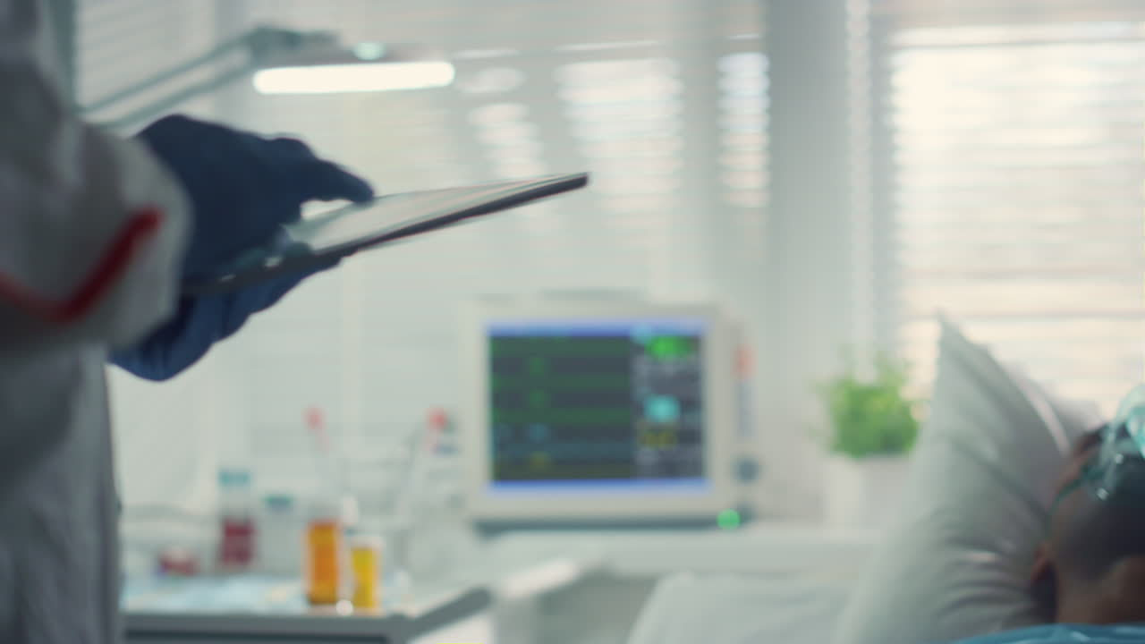 paciente masculino respirando una máscara de oxígeno acostado en la cama.