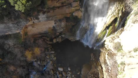 Antenne:-Hoher-Wasserfall-Herauszoomen