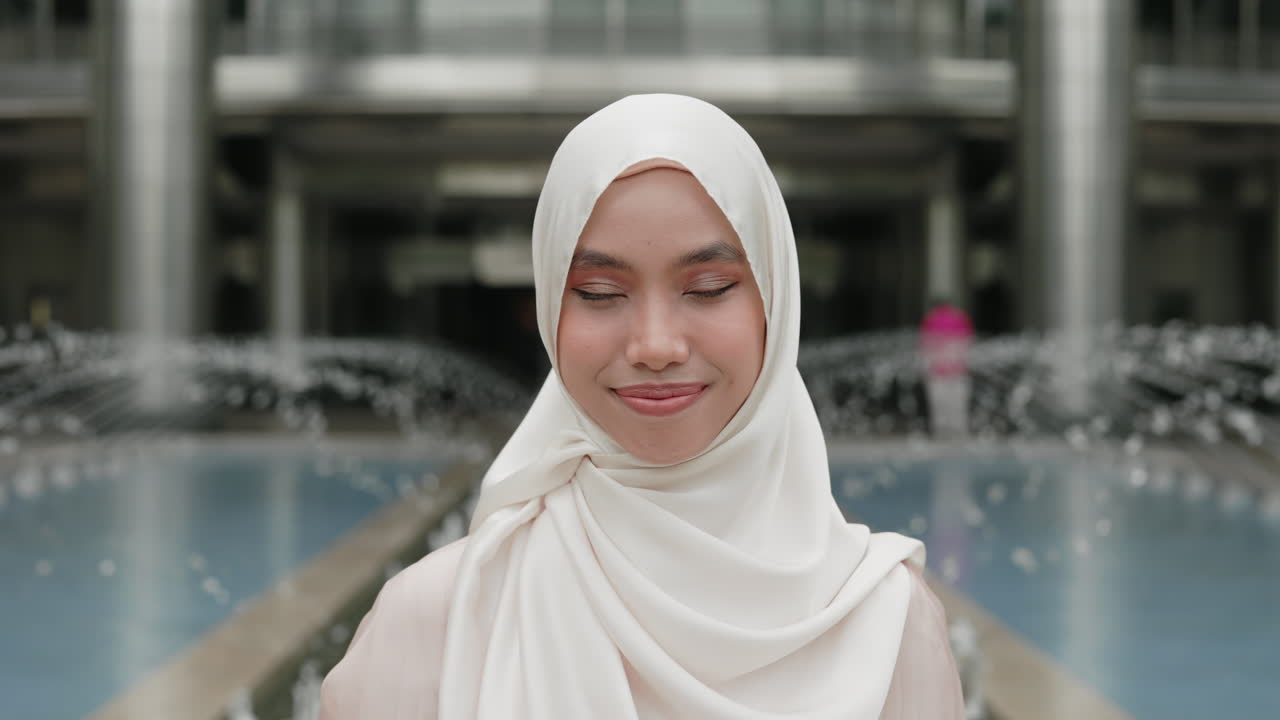 히자브 를 입은 미소 짓는 여자