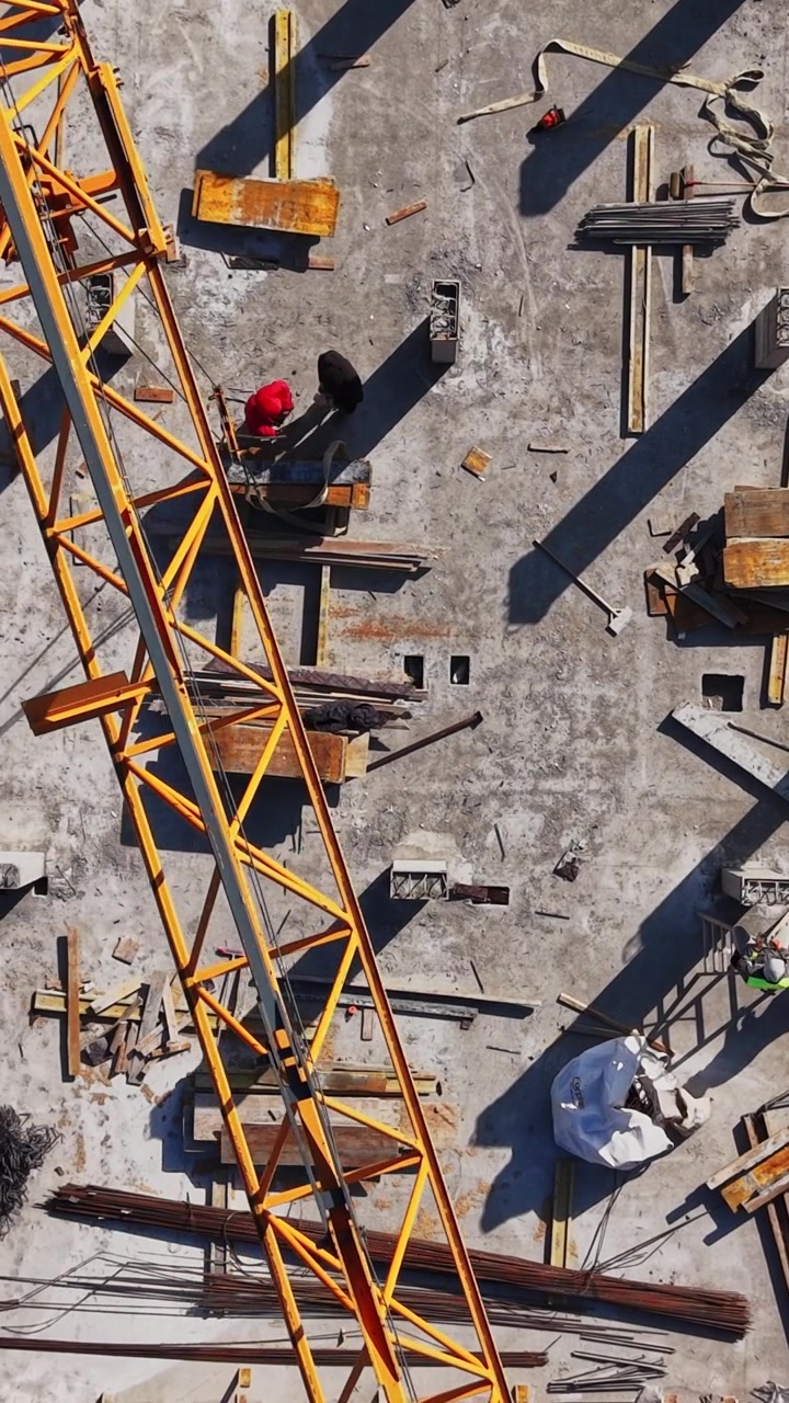Vista cenital de cerca de equipo de trabajadores en el piso del edificio