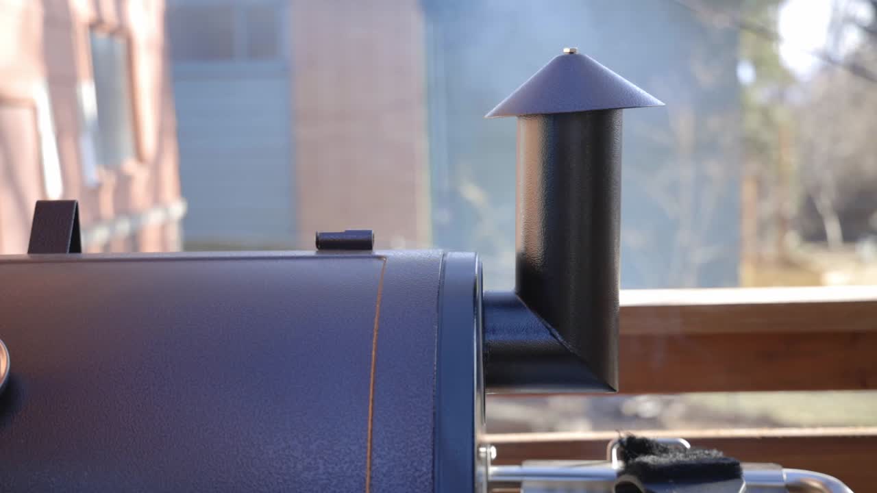 저녁에 나무 펠릿 그릴에서 요리하기