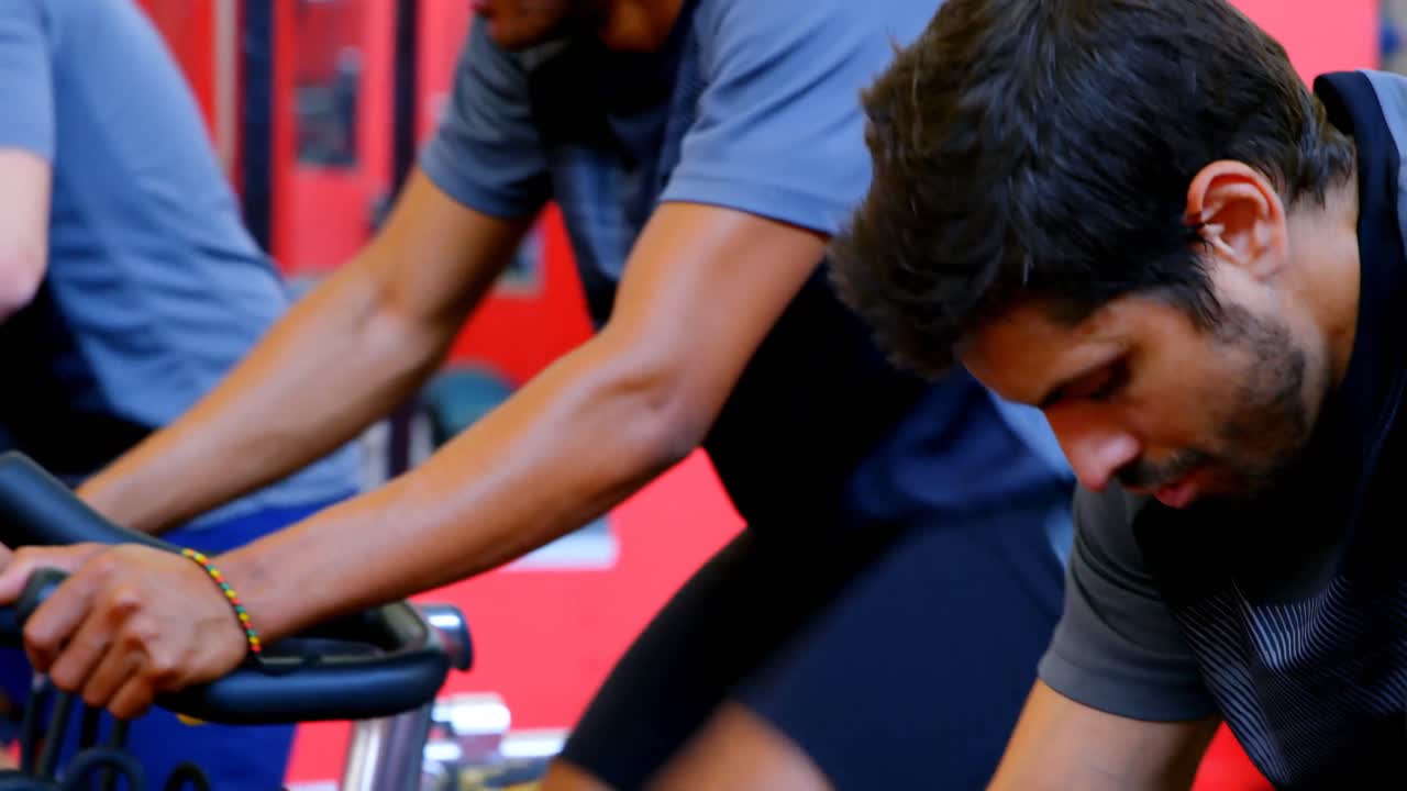 운동 자전거 4k 에서 운동 하는 운동 선수 들