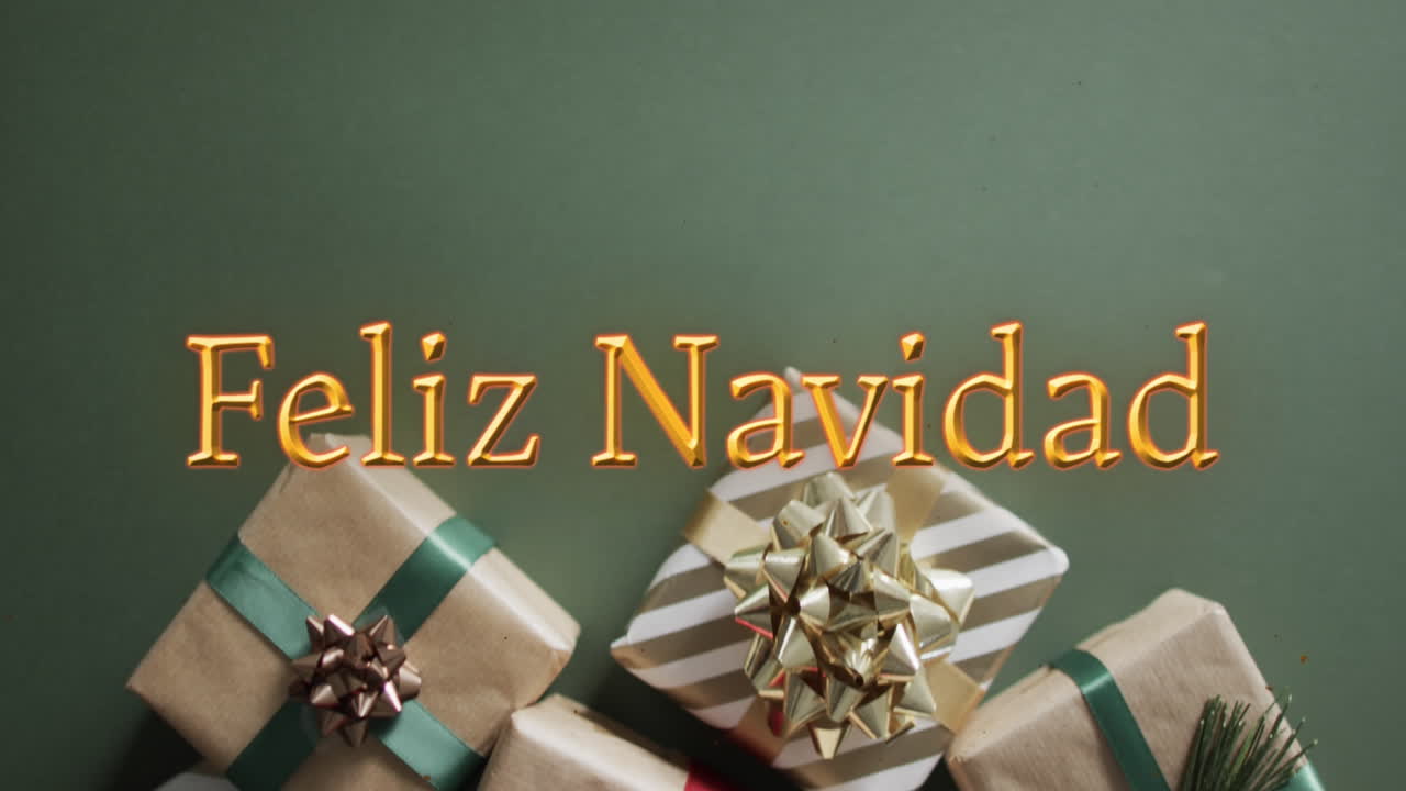 feliz navidad texto en naranja sobre regalos de navidad en fondo verde