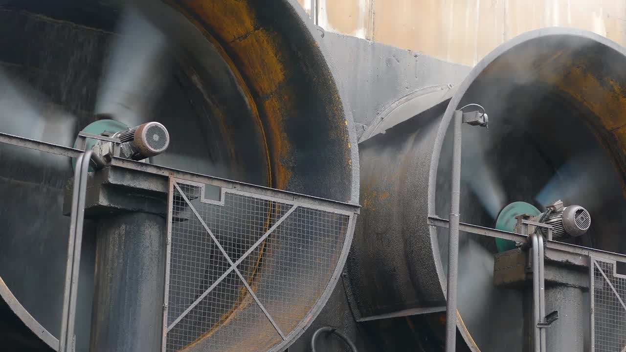 primer plano de grandes ventiladores industriales en una fábrica