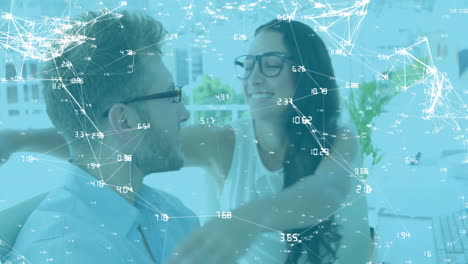 red de conexiones y puntos de datos animación sobre pareja abrazando