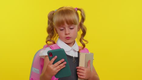 Niña-Con-Uniforme-Escolar-Usando-Un-Teléfono-Móvil-Escribiendo-Una-Nueva-Publicación,-Mensaje-SMS,-Navegando-Por-Redes-Sociales