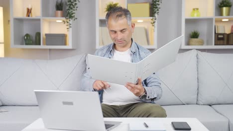 el hombre que examina los archivos aprueba los archivos con su cabeza.