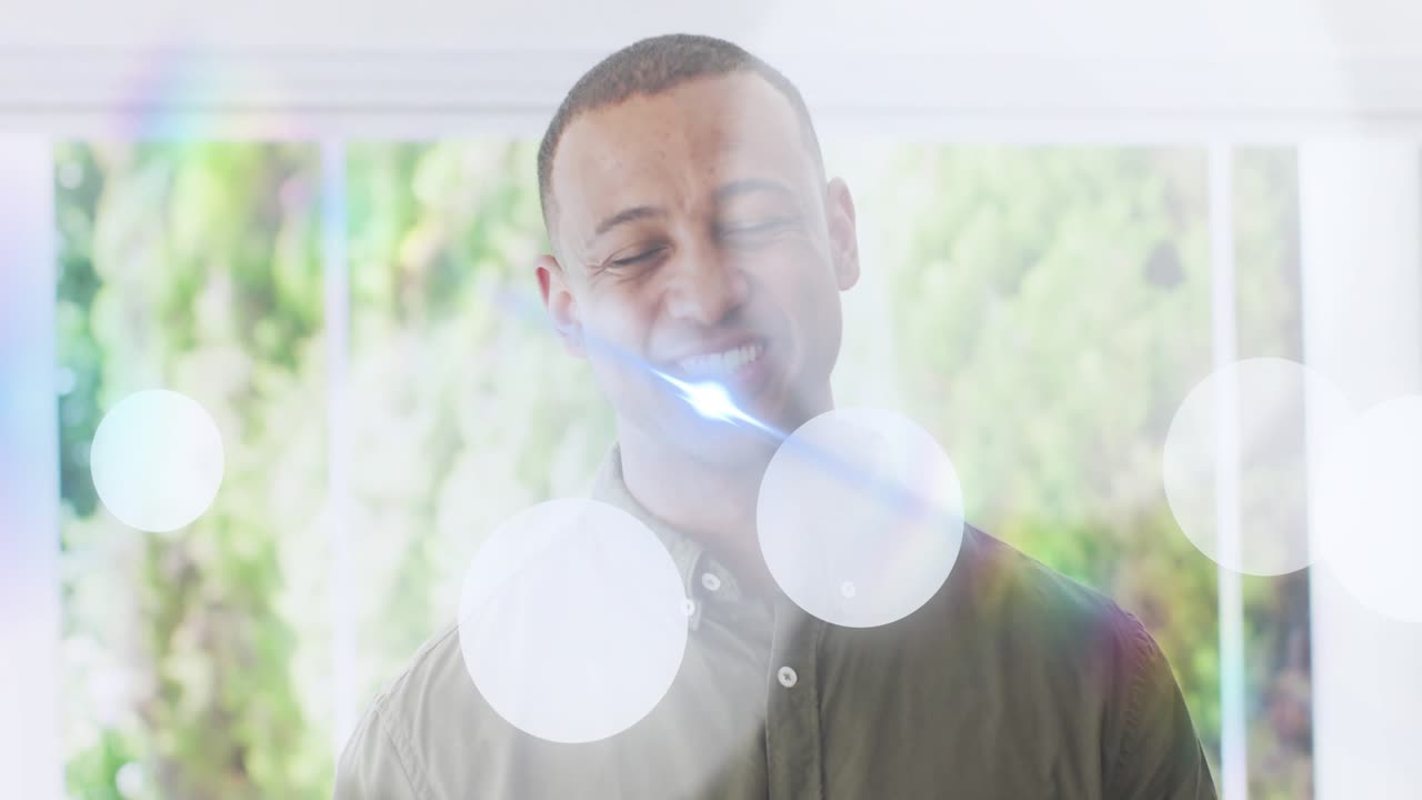 Mann steht am Fenster, Kugel erscheint und lächelt, breiteres Bokeh, treibende Lens Flare, bewegt sich für Design