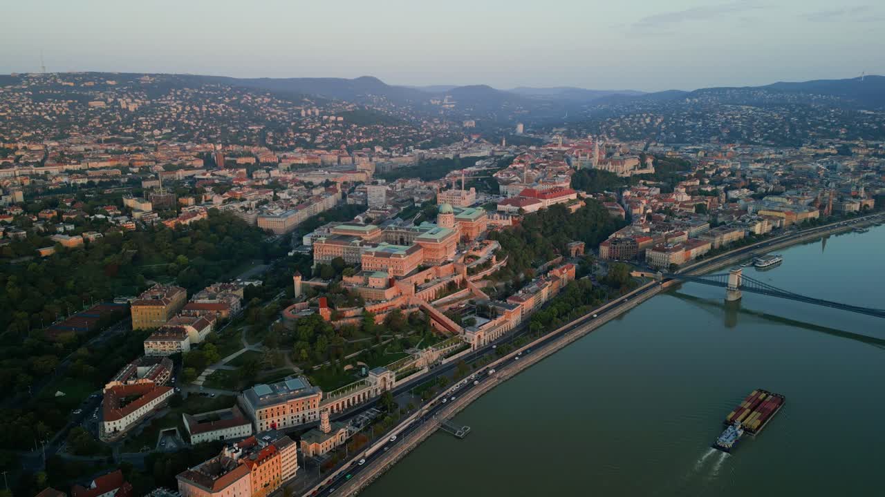 Panoramica aerea laterale del centro di Budapest e del fiume con edifici storici lungo la riva, panoramica