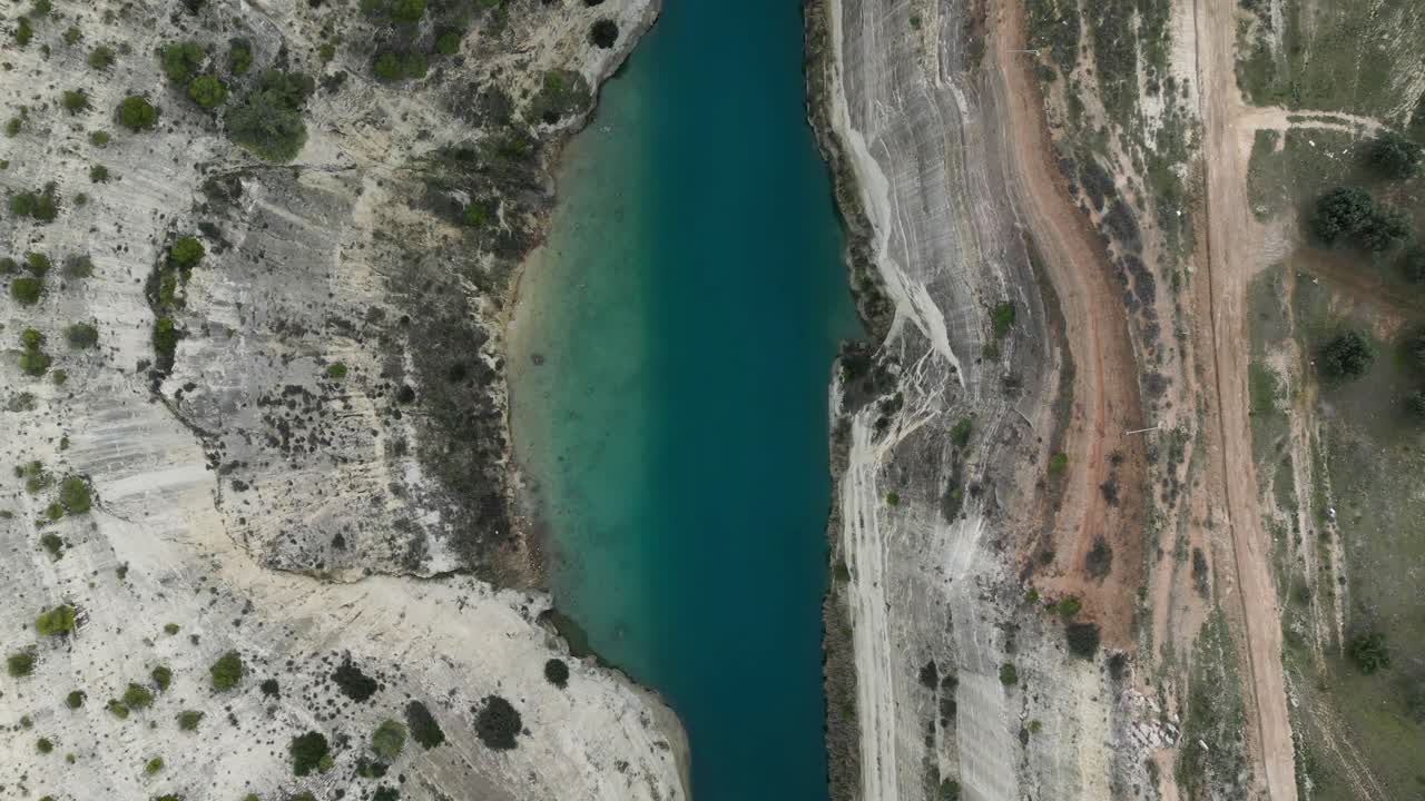 Canale di Corinto: Filmato aereo di repertorio della storica via navigabile della Grecia.