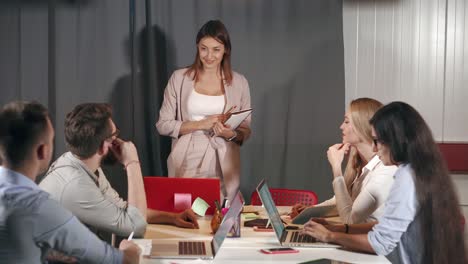 reunión de negocios por la noche