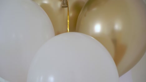 gelbe goldene und weiße ballons. feiertagsdekoration im innenraum