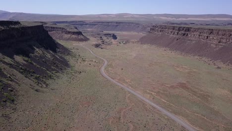 flat bottomed moses coulee was formed by ice age floods in washington