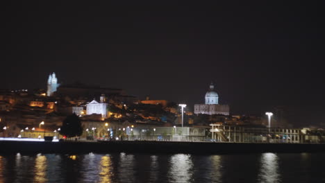 el paisaje urbano de lisboa por la noche