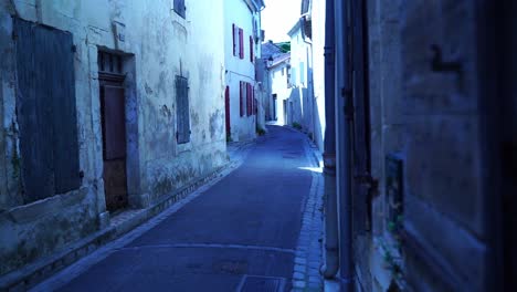 Straßenzug-Von-Boulbon,-Einer-Kleinen-Schönen-Steinstadt-In-Frankreich