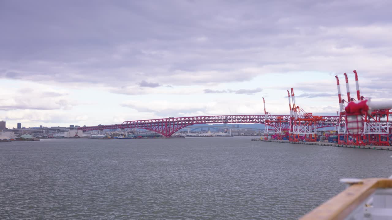 나고야 항구에 있는 은 다리