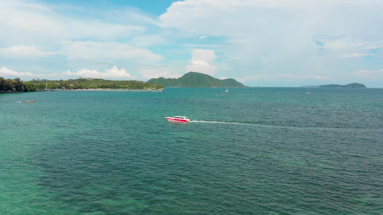 태국 푸켓 지방의 프롬테프 케이프에 위치한 라와이의 해변을 드러내는 프레임의 오른쪽에서 왼쪽으로 드론  ⁇ 을  ⁇ 고 있습니다.