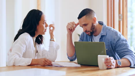 Junges-Paar,-Dokumente-Und-Stress-Wegen-Eigenheimschulden