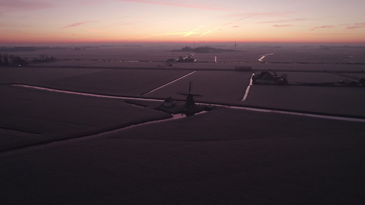 Inquadratura rivelatrice del Babuurstermolen Tjerkwerd durante un'alba colorata, aerea