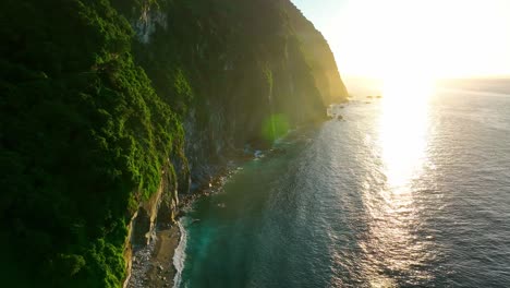 Filmische-Drohnenaufnahme-Eines-Linseneffekts-Entlang-Der-Küste-Des-Taroko-Nationalparks-Mit-Wunderschönem-Meer-Bei-Sonnenuntergang,-Taiwan