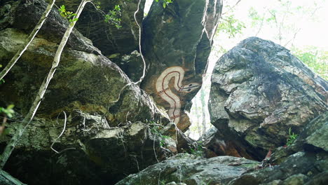 pintura rupestre aborigen de una serpiente en mt