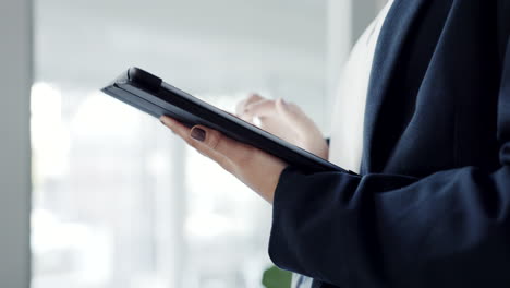 tableta, manos y primer plano de una mujer de negocios haciendo