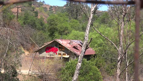 Una-Cabaña-Ruinosa-Y-Aterradora-En-Las-Colinas-Se-Ve-Desde-La-Distancia-1