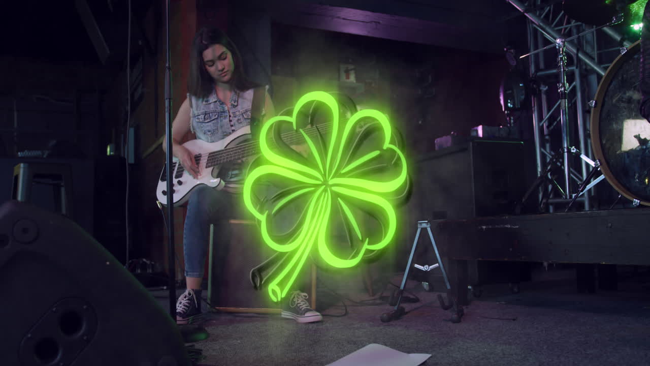 Animazione di un trifoglio verde al neon del giorno di San Patrizio su una donna che suona la chitarra sul palco