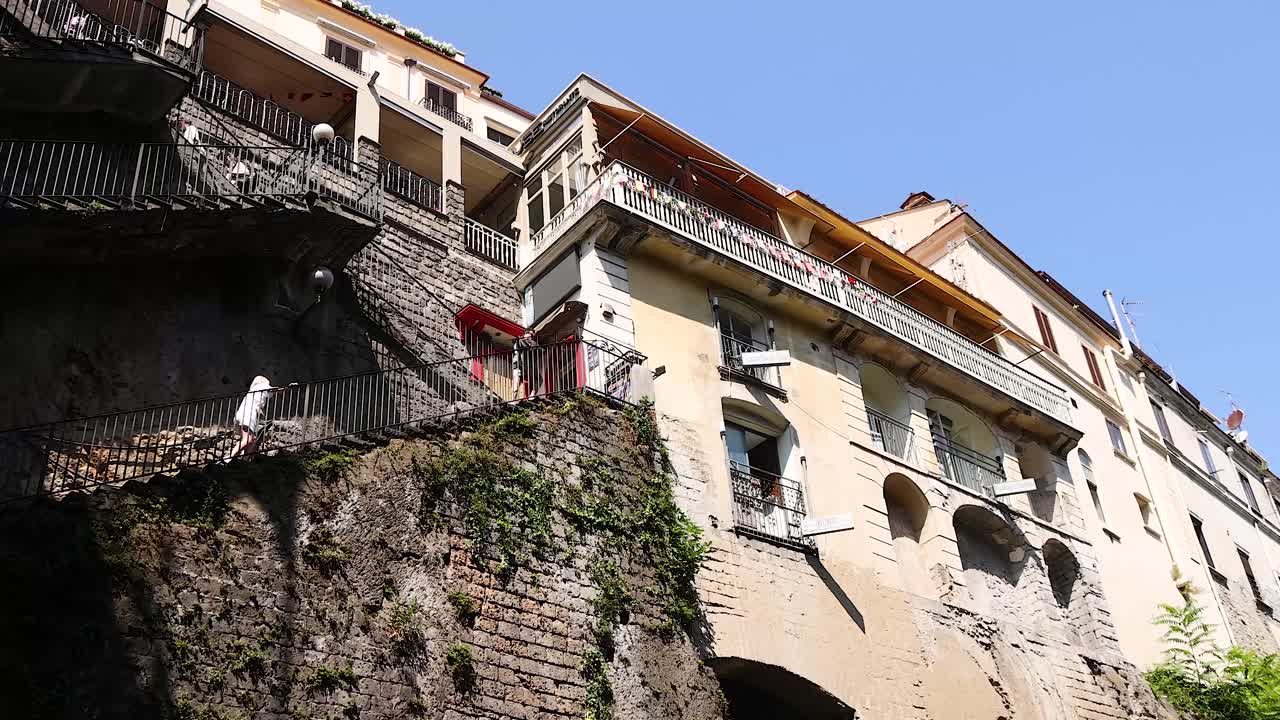 발코니 와 초록색 을 가진 절벽 에 있는 건물