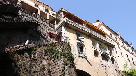un edificio de acantilado con balcones y vegetación