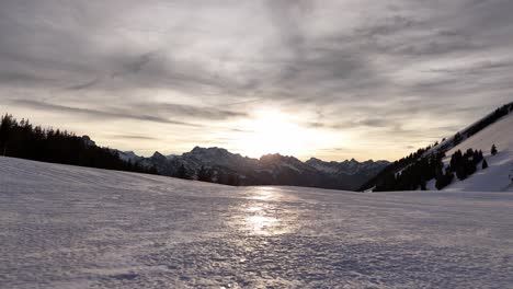 Schneebedeckte-Landschaft-Bei-Sonnenuntergang-Mit-Schimmerndem-Licht-Auf-Schnee,-Gulmen-Amden,-Schweiz,-Schnelle-Drohnenbewegung