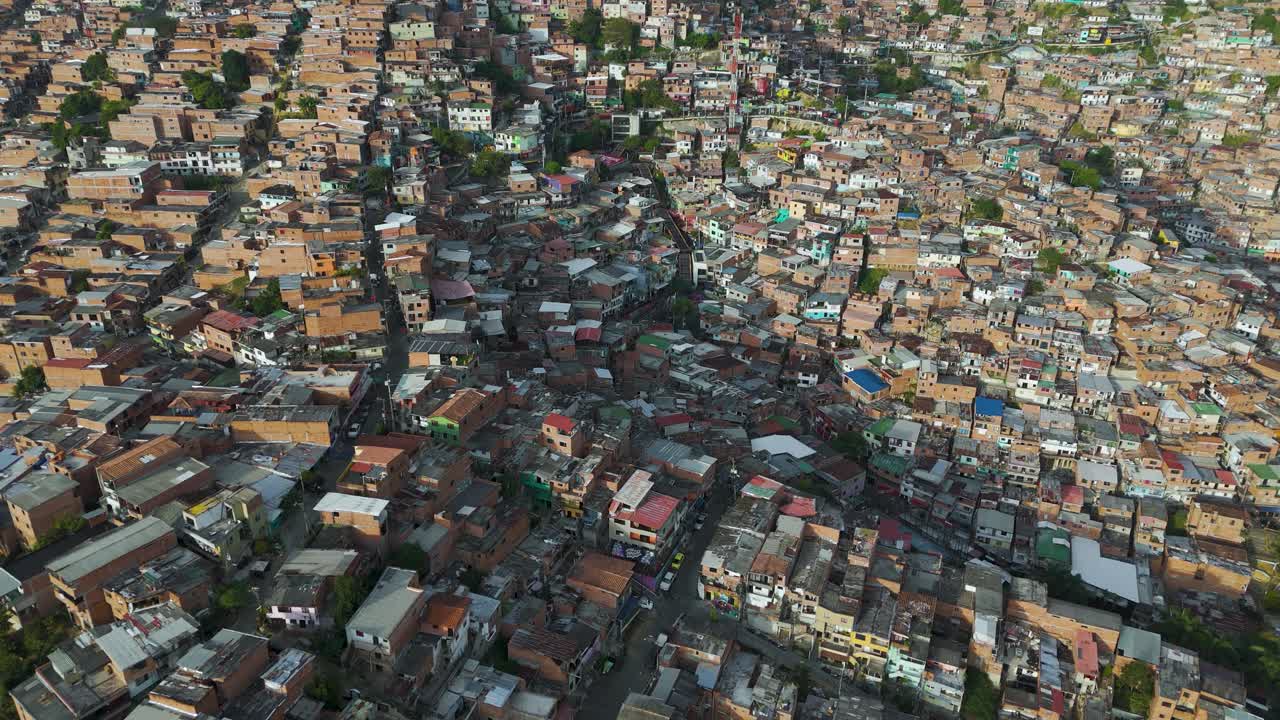 Gęsto zaludniona górska wioska w Medellin, Kolumbia, ujęcie z powietrza